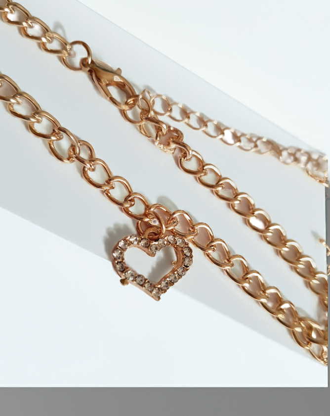 Złota bransoletka z zawieszką serce wysadzanym cyrkoniami, długość 23–28 cm, stal chirurgiczna, stal nierdzewna, wodoodporne, hipoalergiczne, jakość premium, romantyczna elegancja, Rouge Bizu.