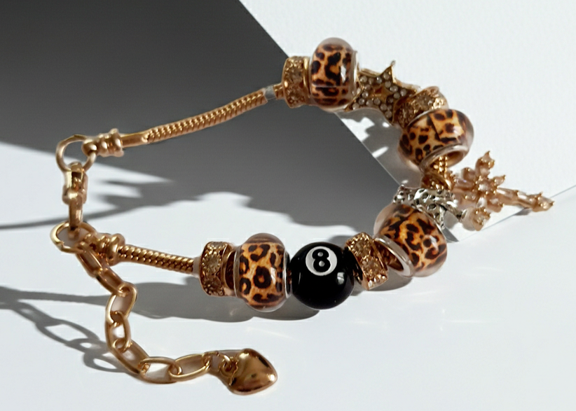 Złota bransoletka z charmsami – panterka, kula bilardowa i krzyż z cyrkoniami- stylistyka y2k