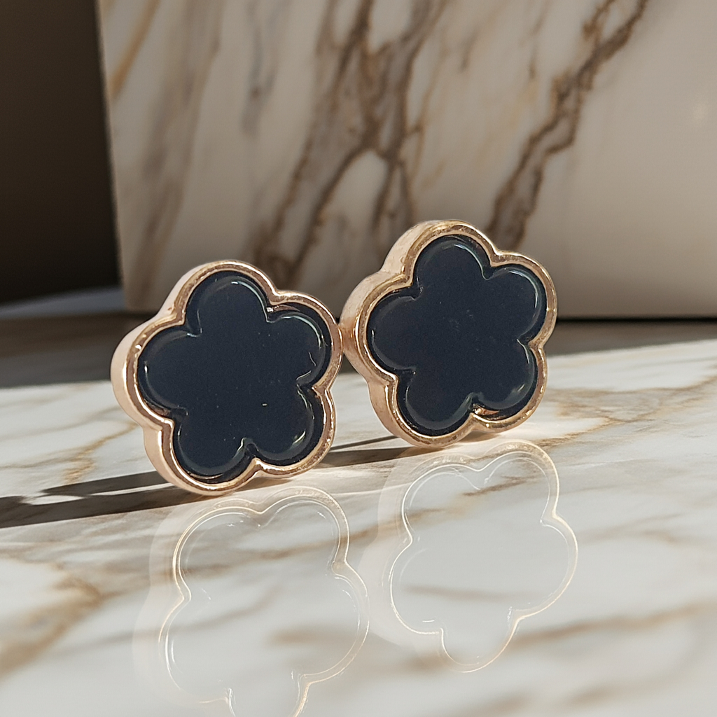 Kolczyki złote z czarnym kwiatem na sztyft, stal nierdzewna, wodoodporne i hipoalergiczne, elegancka biżuteria RougeBizu | RougeBizu
