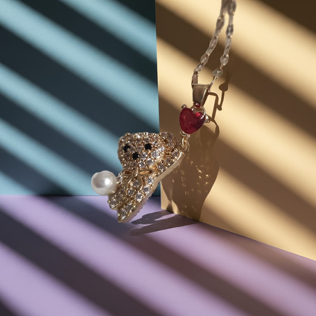 Naszyjnik damski ze stali nierdzewnej, długość regulowana 44–49 cm, złoty, zawieszka w kształcie misia wysadzanego cyrkoniami, z perłą i czerwonym sercem, styl uroczy glamour, Rouge Bizu.