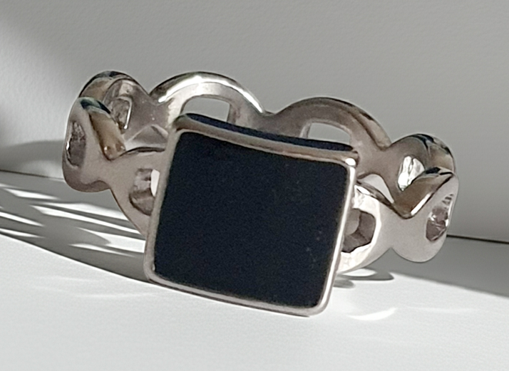 Srebrny pierścionek ze stali nierdzewnej i chirurgicznej z czarnym kwadratowym akcentem i falistą obrączką, styl geometryczny i minimalistyczny, rozmiar 20 mm. Wodoodporny, hipoalergiczny, jakość premium. Rouge Bizu.