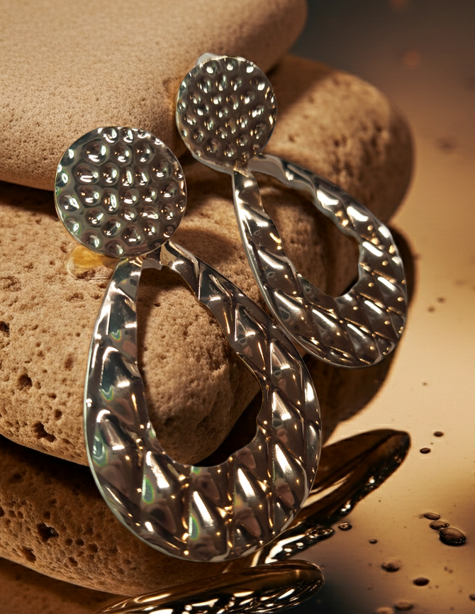 Gold twisted earrings 1.8 cm – a delicate form with character