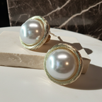 Okrągłe kolczyki z dużą perłą w złotej, delikatnie rzeźbionej oprawie, styl vintage glamour, średnica 2 cm. Stal nierdzewna, stal chirurgiczna, wodoodporne, hipoalergiczne, jakość premium, RougeBizu.