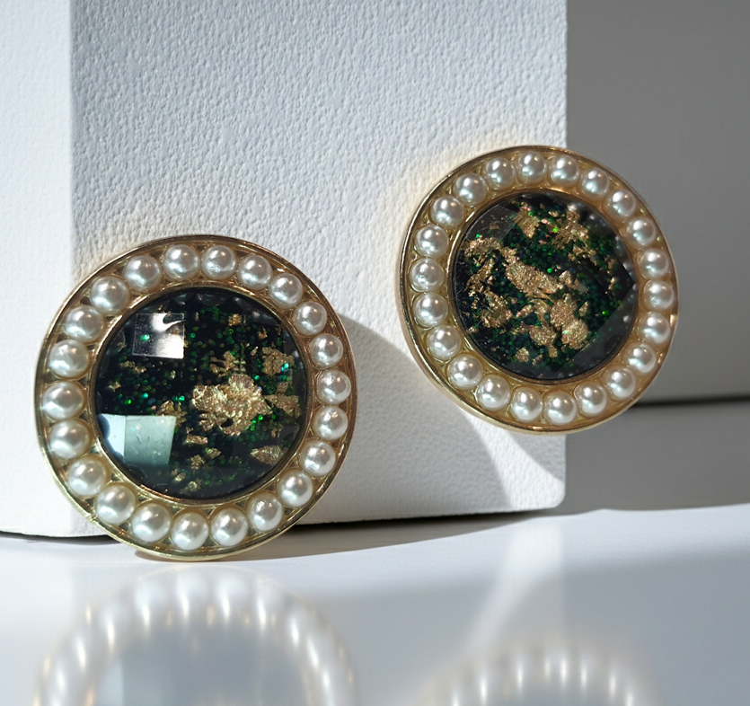Kolczyki w stylu vintage z zielono-złotym kamieniem i ramą z pereł, średnica 2,3 cm. Styl glamour, eleganckie, stal nierdzewna, stal chirurgiczna, wodoodporne, hipoalergiczne, jakość premium, RougeBizu.