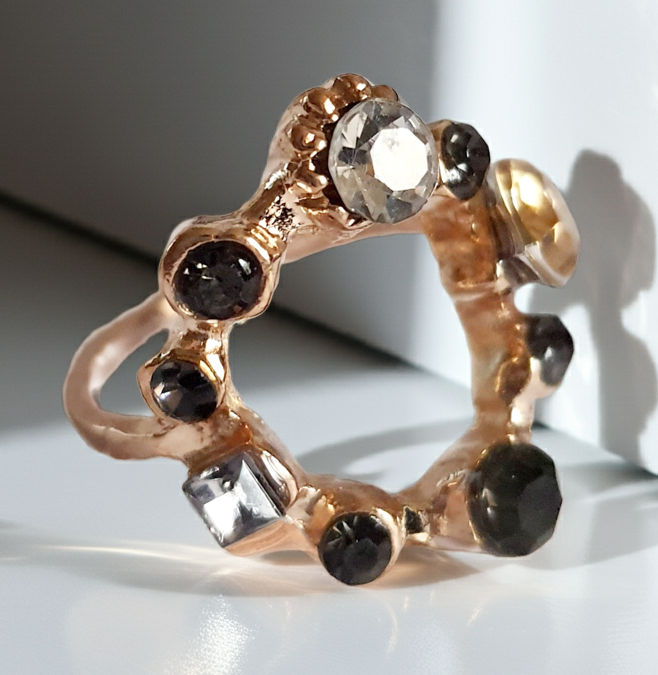 Złoty pierścionek ze stali nierdzewnej i chirurgicznej z czarnymi i przezroczystymi cyrkoniami, w stylu glamour i artystycznym, rozmiar 18 mm. Wodoodporny, hipoalergiczny, jakość premium. Rouge Bizu.