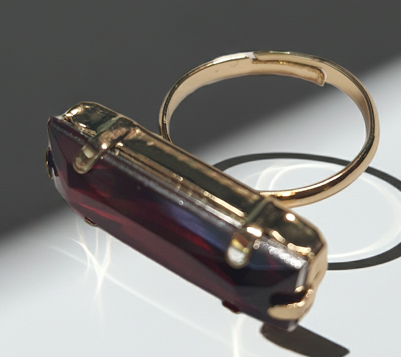 Złoty pierścionek z długim rubinowym kamieniem w stylu glamour vintage, elegancki i efektowny. Rozmiar 17 mm, lekko regulowany. Stal nierdzewna, stal chirurgiczna, wodoodporne, hipoalergiczne, jakość premium. Rouge Bizu.