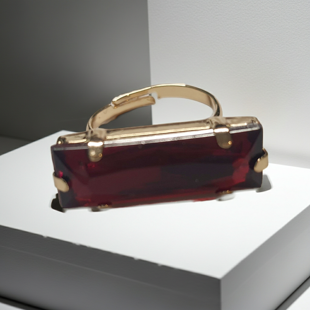 Złoty pierścionek z długim rubinowym kamieniem w stylu glamour vintage, elegancki i efektowny. Rozmiar 17 mm, lekko regulowany. Stal nierdzewna, stal chirurgiczna, wodoodporne, hipoalergiczne, jakość premium. Rouge Bizu.