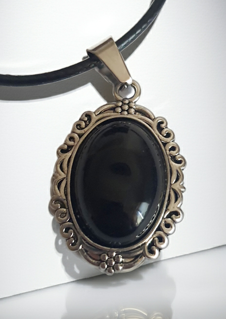 Naszyjnik vintage na rzemyku z syntetycznym obsydianem w srebrnej, zdobionej ramie, owalny czarny kamień, styl retro glamour, stal nierdzewna, stal chirurgiczna, wodoodporne, hipoalergiczne, jakość premium, Rouge Bizu.