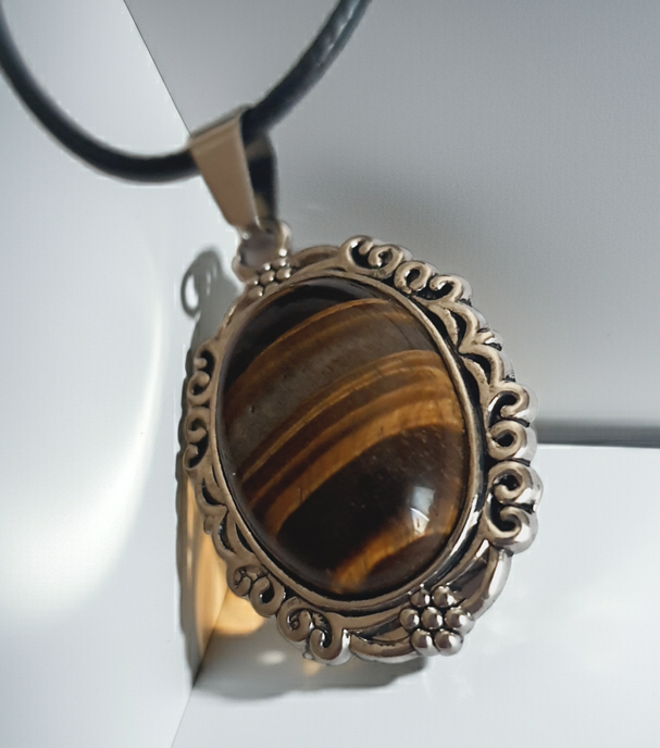 Naszyjnik retro na rzemyku z syntetycznym okiem tygrysa, owalny kamień w brązowo-złotych pasach, srebrna ozdobna rama, stal nierdzewna, stal chirurgiczna, wodoodporne, hipoalergiczne, jakość premium, Rouge Bizu.