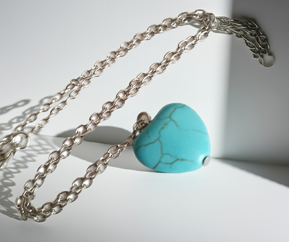 Srebrny naszyjnik ze stali chirurgicznej z zawieszką w kształcie turkusowego serduszka. Regulowana długość 41–48 cm. Stal chirurgiczna, stal nierdzewna, wodoodporne, hipoalergiczne, jakość premium. RougeBizu.