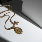 „Złoty naszyjnik ze stali nierdzewnej o długości do 48 cm, z medalikiem Matki Boskiej zdobionym cyrkoniami i krzyżykiem z kryształami, elegancki i symboliczny – Rouge Bizu.”