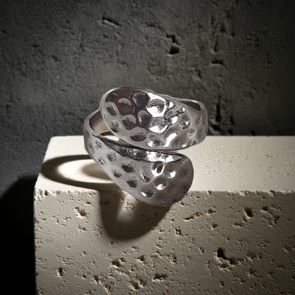 Pierścionek damski ze stali nierdzewnej, srebrny, rozmiar 20 mm, o fakturze młotkowanego metalu, styl minimalistyczny i industrialny, Rouge Bizu.