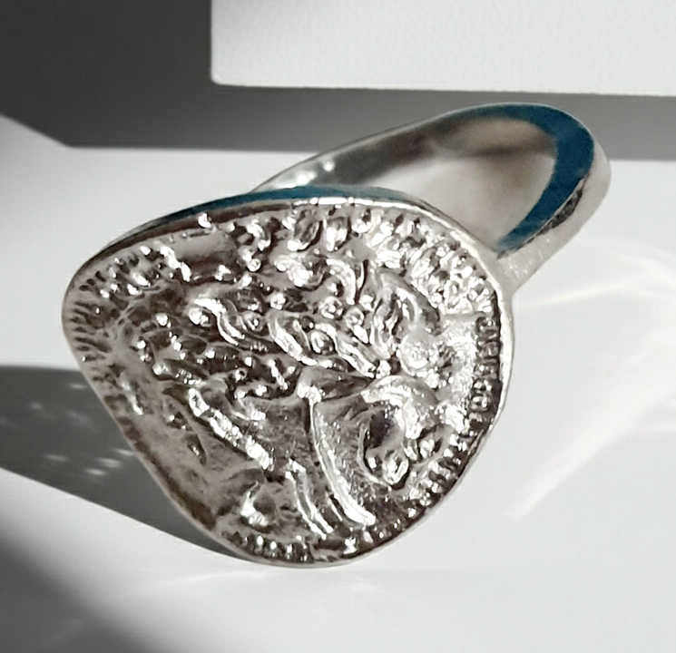 Srebrny pierścionek ze stali nierdzewnej i chirurgicznej z motywem antycznej monety i wizerunkiem postaci, styl vintage i historyczny, rozmiar 16 mm. Wodoodporny, hipoalergiczny, jakość premium. Rouge Bizu.