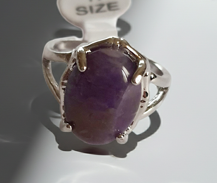 Fioletowy dotyk – pierścionek z kamieniem nocnego nieba