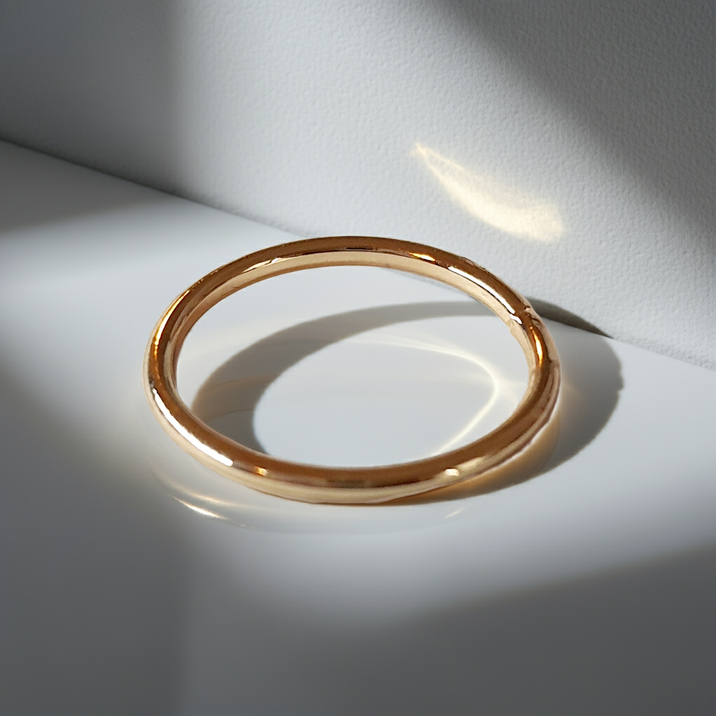 Złota cienka obrączka ze stali chirurgicznej, gładka i połyskliwa, rozmiar 17 mm, klasyczny minimalistyczny pierścionek. Stal nierdzewna, wodoodporne, hipoalergiczne, jakość premium. Rouge Bizu.