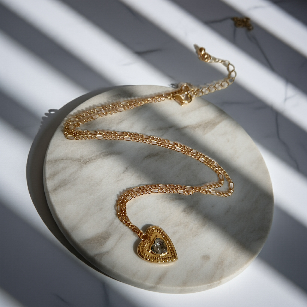 Naszyjnik złocony ze stali nierdzewnej, długość regulowana 38–46,5 cm, zawieszka w kształcie serca z cyrkonią, RougeBizu.