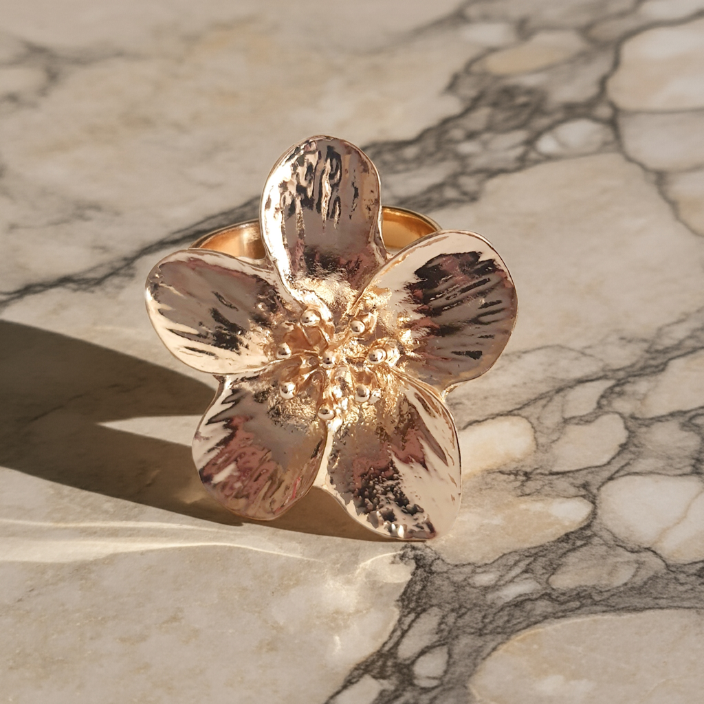 Śliczny i uroczy pierścionek ze stali nierdzewnej, w kształcie egzotycznego kwiatu. Elegancka forma i lekkie wykonanie. stal nierdzewna. rougebizu