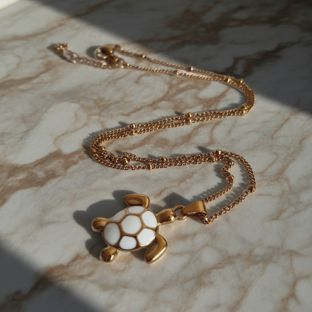 Naszyjnik złoty 40–45 cm ze stali nierdzewnej, zawieszka żółw z białą emalią na pancerzu, symboliczna i elegancka biżuteria, Rouge Bizu.#bizuteria #biżuteriapozłacana #stalnierdzewna #stalchirurgiczna #platerowane18k #wodoodporne #hipoalergiczne #retro #vintage #złotynaszyjnik #rougebizu