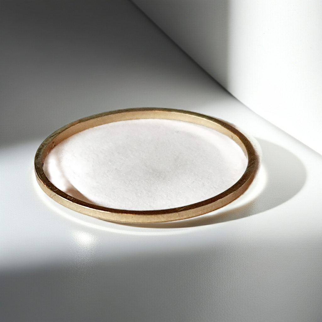 Cienka złota obrączka ze stali chirurgicznej, gładka i połyskliwa, rozmiar 16 mm, minimalistyczny design. Stal nierdzewna, wodoodporne, hipoalergiczne, jakość premium. Rouge Bizu.