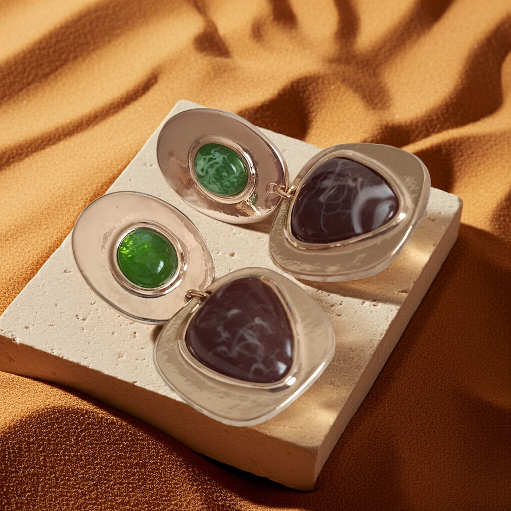 Kolczyki damskie ze stali nierdzewnej, długość 4 cm, złota oprawa, zielone kamienie o szklanym połysku i brązowe kamienie o nieregularnym wzorze, styl artystyczny glamour, Rouge Bizu.