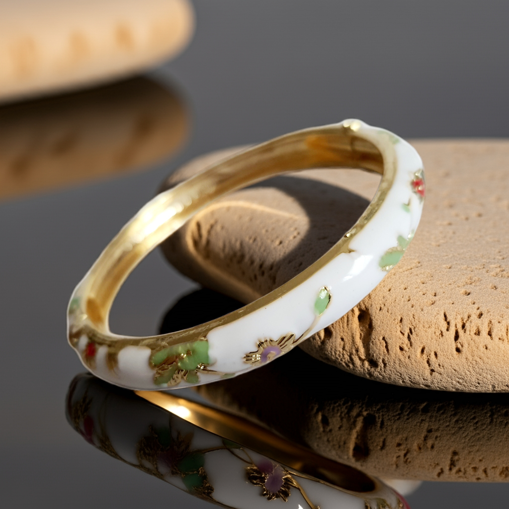 Bransoletka ze stali nierdzewnej, emaliowana na biało, zdobiona złotymi detalami i motywem kwiatowym w kolorach zieleni, czerwieni i różu, średnica 6 cm, Rouge Bizu.