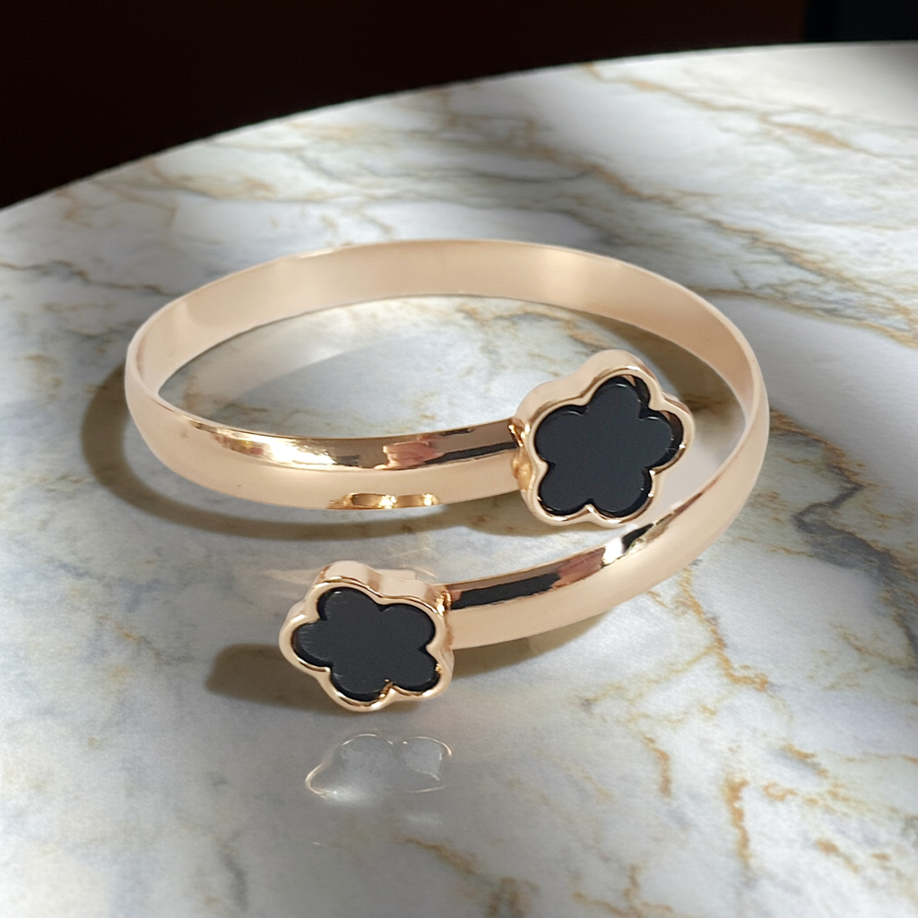 Sztywna bransoletka w kolorze żółtego złota z czarnymi kwiatami, stal nierdzewna, wodoodporna biżuteria damska | RougeBizu
