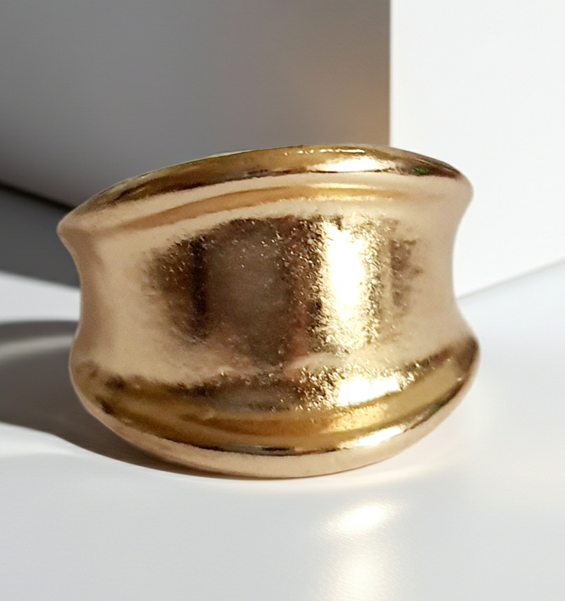 Minimalistyczny pierścionek ze stali nierdzewnej w kolorze złota. klasyka i elegancja, rozmiar 16mm. rouge bizu