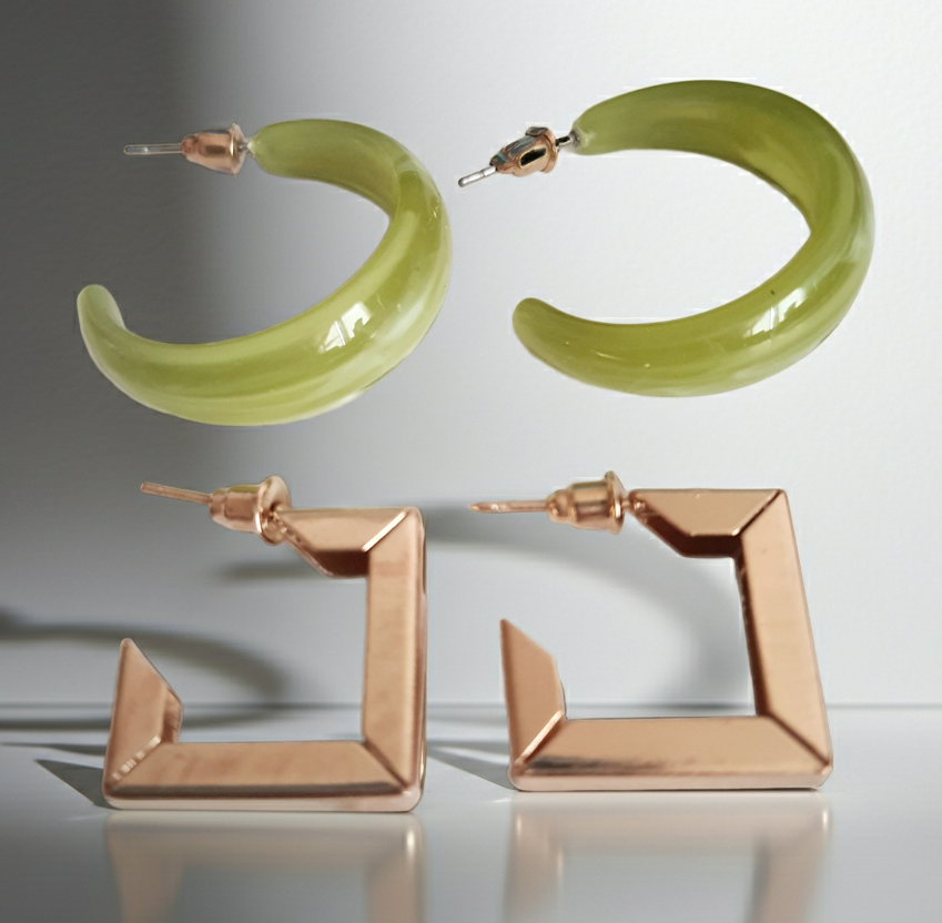 Kolczyki zestaw dwóch par: eleganckie złote kolczyki geometryczne oraz kolczyki typu hoop w stylu boho z jadeitowego tworzywa. Styl vintage, długość 2 cm.
