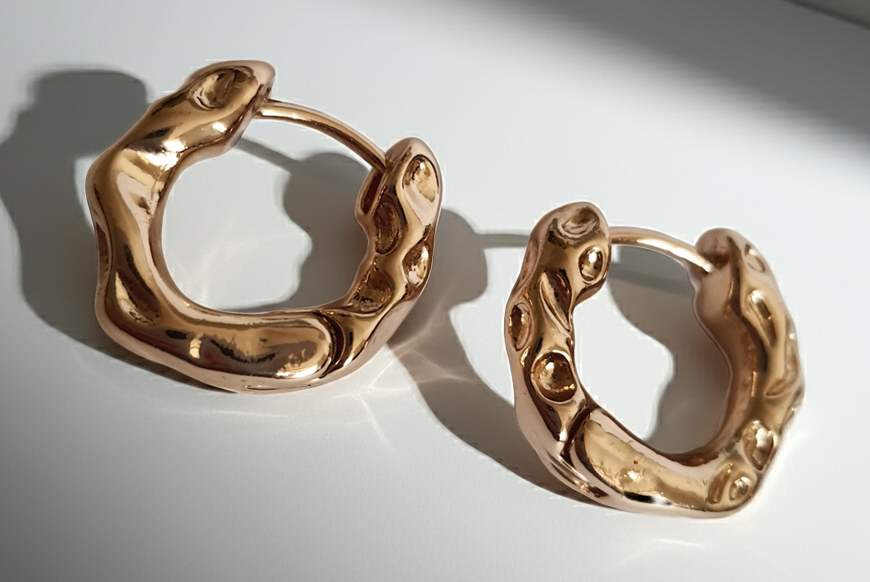 Gold earrings with a pearl disc – a modern classic
