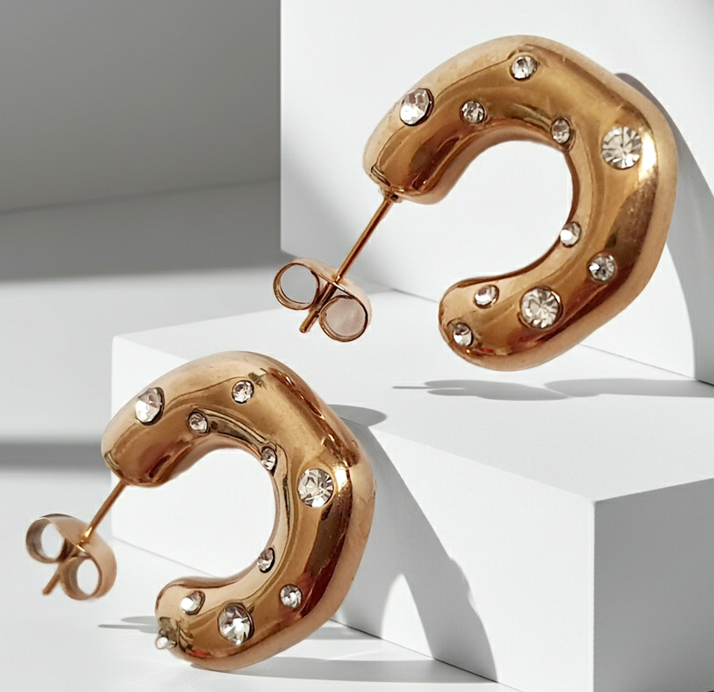 Kolczyki półokręgi 2 cm, stal nierdzewna w złotym kolorze, zdobione białymi cyrkoniami, zapięcie na sztyft. Rouge Bizu.
