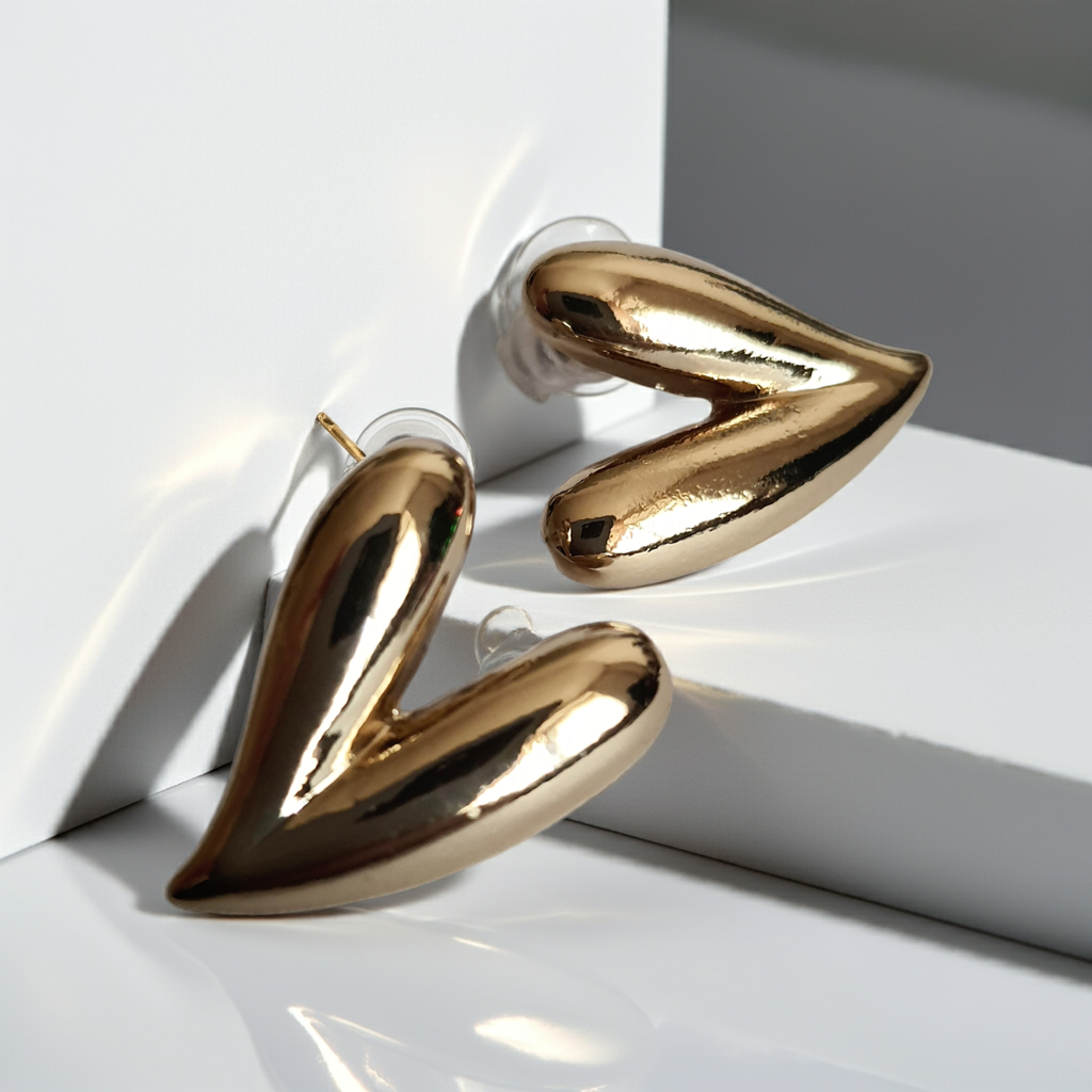 Gold earrings with a pearl disc – a modern classic