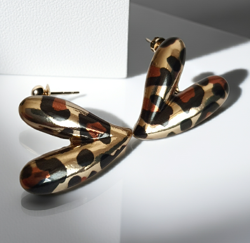 Kolczyki Złote Serca w Panterkę – dziki akcent