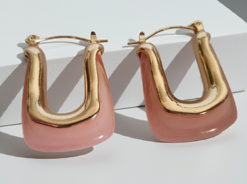 Gold earrings with a pearl disc – a modern classic