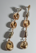 Gold earrings with a pearl disc – a modern classic