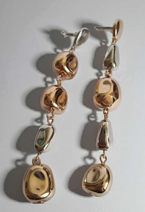 Gold earrings with a pearl disc – a modern classic