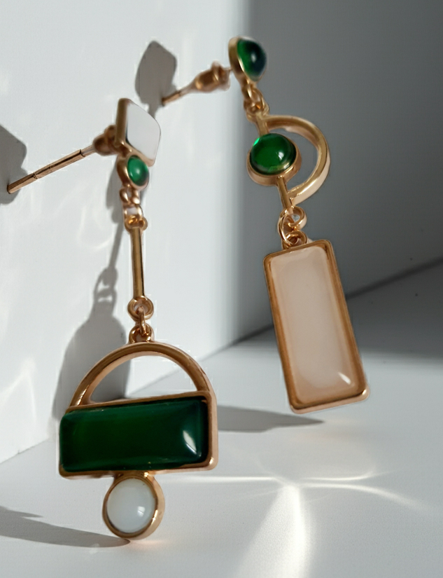Kolczyki geometryczne złote zielono-białe – nowoczesna elegancja