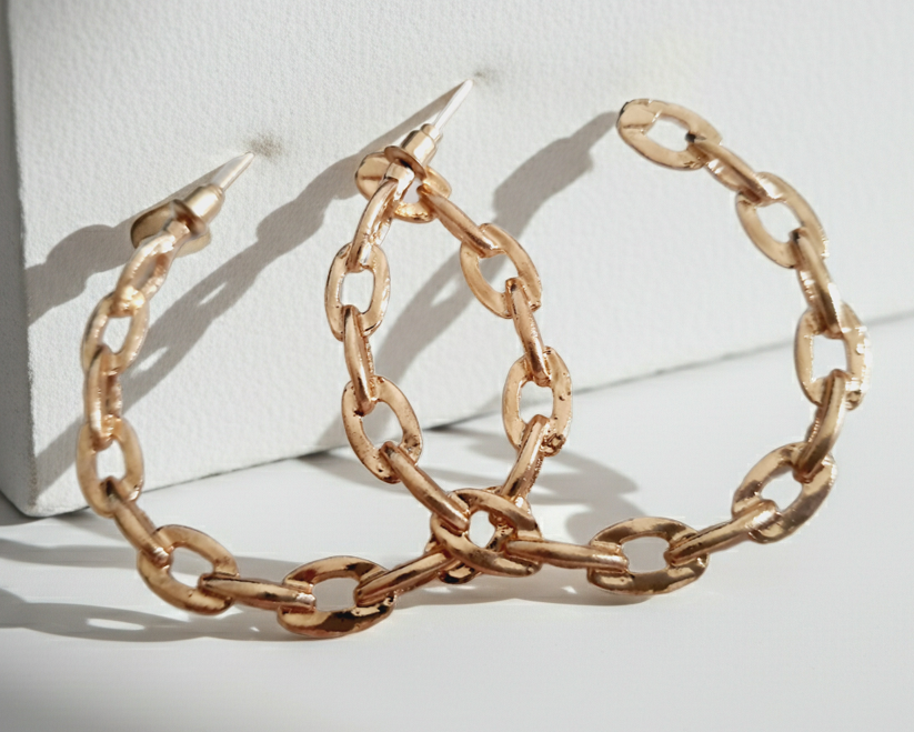 Złote kolczyki  ze stali nierdzewnej, chirurgicznej w formie ogniw łańcucha ułożone w kształt koła. klasyczne hoopsy z nutką rebelii. rougebizu
