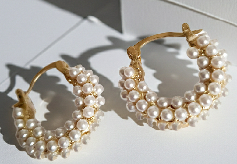 Kolczyki koła ze stali nierdzewnej, złocone, ozdobione rzędem białych perełek, średnica 2,4 cm, RougeBizu.