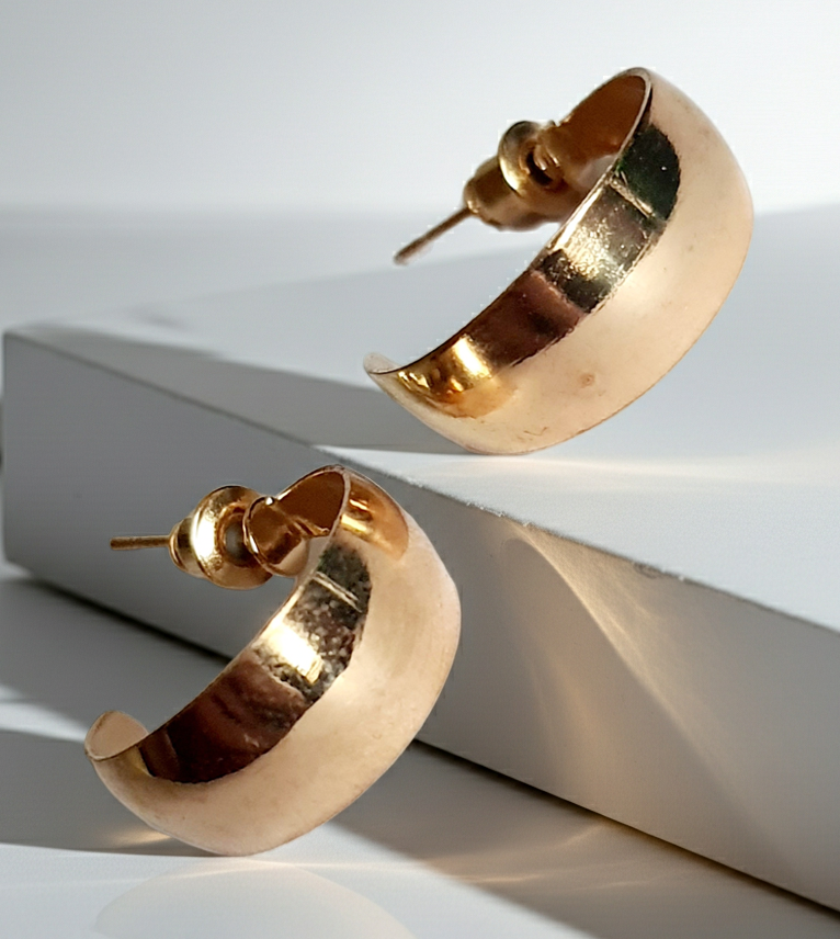 Kolczyki półkola ze stali chirurgicznej – złote, minimalistyczny kształt. rouge bizu