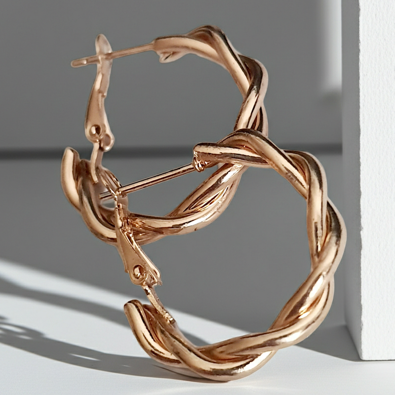 Złote kolczyki plecione ze stali nierdzewnej, eleganckie okrągłe koła o średnicy 2,5 cm, błyszczące, nowoczesne i trwałe, idealne do stylizacji codziennych i wieczorowych
