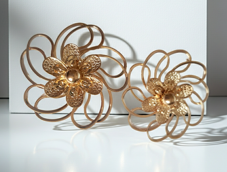 Kolczyki złote w kształcie przestrzennych kwiatów 3D, ażurowa forma, średnica 5 cm, stal nierdzewna, stal chirurgiczna, elegancki i artystyczny styl, Rouge Bizu.