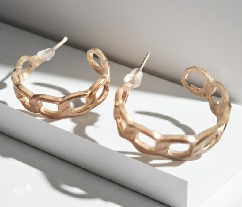 Złote kolczyki chain stal nierdzewna lekkie 2 cm, kolczyki z motywem łańcucha, elegancka biżuteria codzienna, stal chirurgiczna, kolczyki w stylu nowoczesnym
