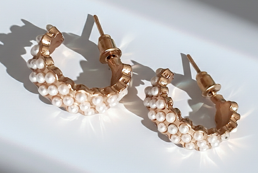 Dziewczęce i subtelne Złote kolczyki ze stali nierdzewnej chirurgicznej z trzema rzędami drobnych perełek. Styl vintage, długość 2 cm, klasyczne zapięcie na sztyft.
