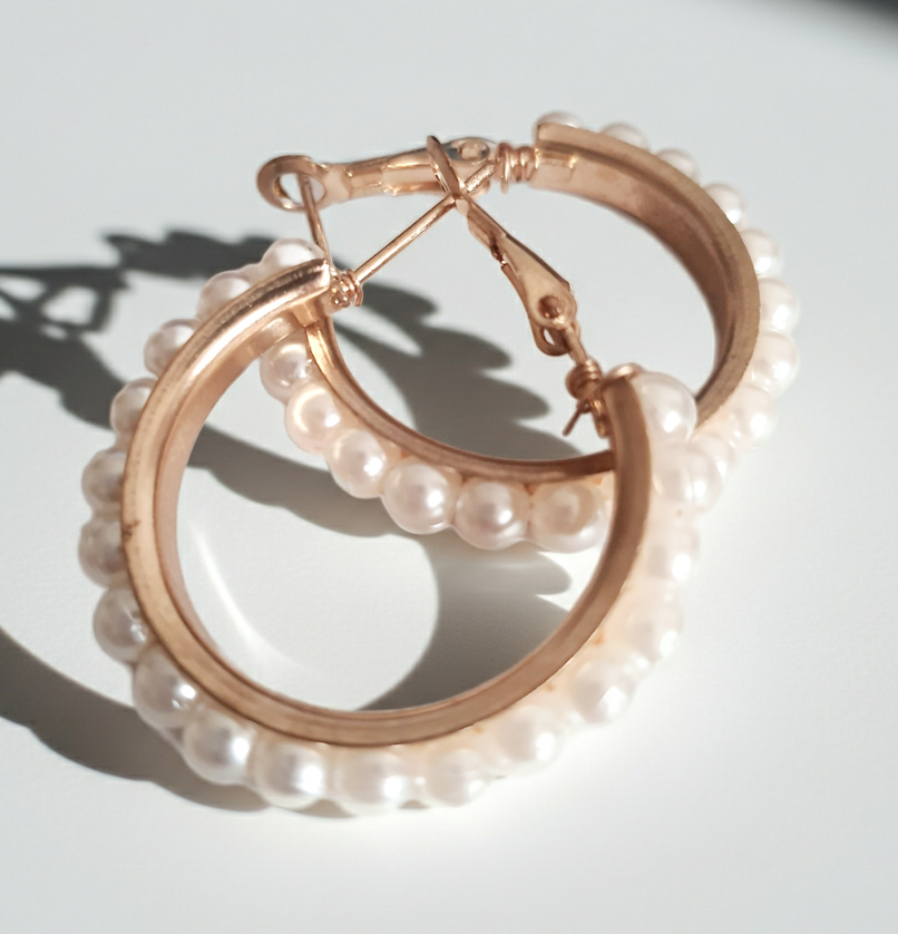 Złote kolczyki typu hoop z perełkami, romantyczny styl, wykonane ze stali nierdzewnej, eleganckie kolczyki o średnicy 2,5 cm, lekkie i nieuczulające.
