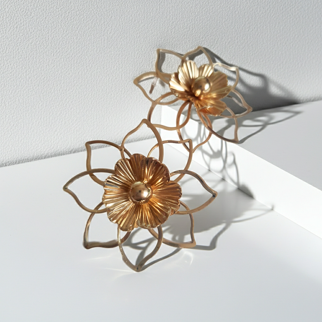 Kolczyki złote w kształcie kwiatów, ażurowa forma, średnica 5 cm, stal nierdzewna, stal chirurgiczna, romantyczny i artystyczny styl, Rouge Bizu.