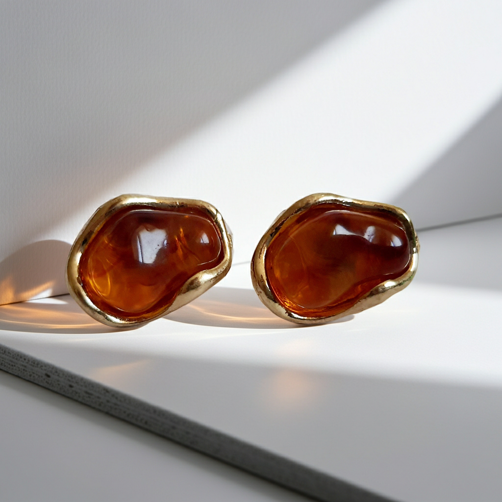 Kolczyki złote z bursztynowym akcentem, nieregularna organiczna forma, stal nierdzewna, stal chirurgiczna, elegancja i artystyczny styl, Rouge Bizu.
