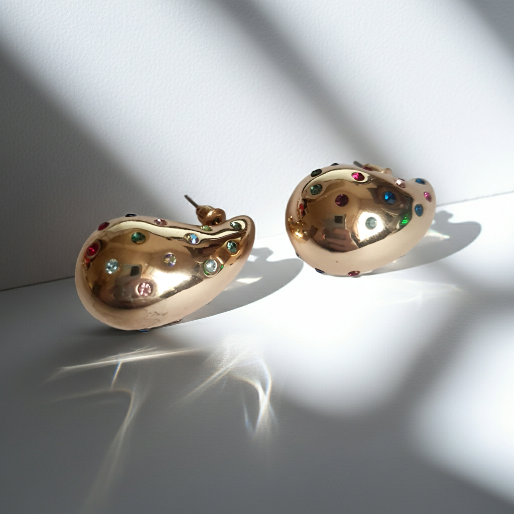 Złote kolczyki z kolorowymi kryształkami, eleganckie i radosne, stal nierdzewna, 3 cm, zapięcie sztyft. Rouge Bizu.