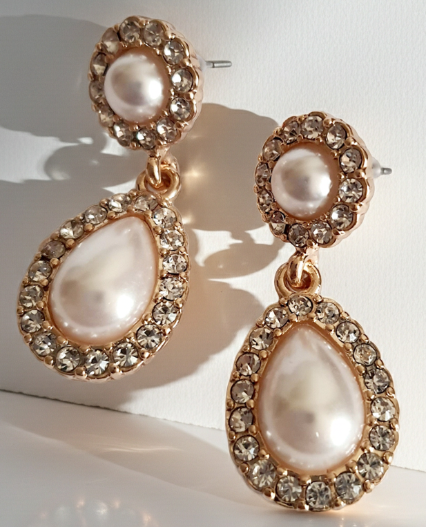 Kolczyki złote wiszące ze stali nierdzewnej z perłami syntetycznymi i cyrkoniami, długość 4 cm, styl glamour, elegancja i klasa. Rouge Bizu.