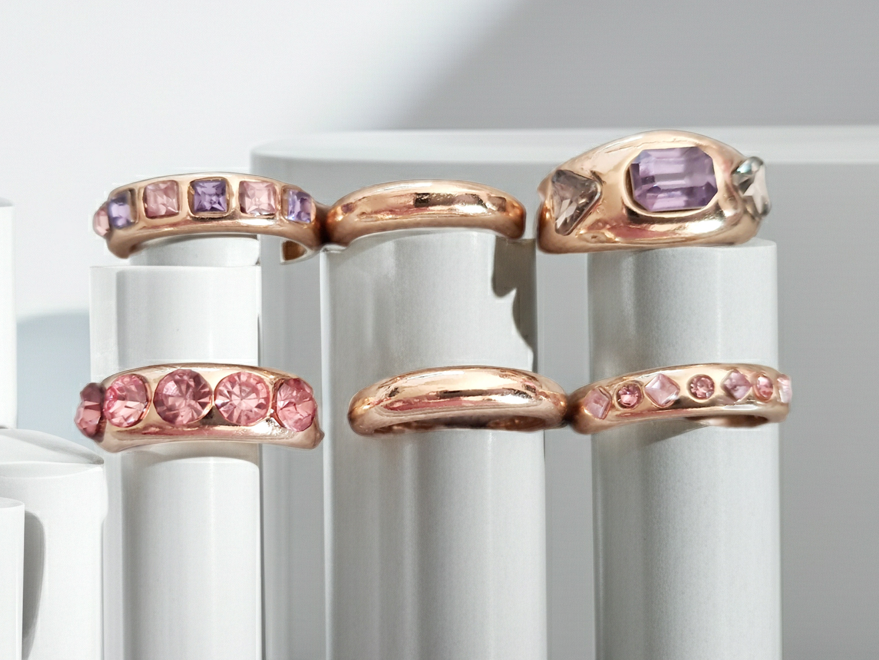 Komplet 6 złotych pierścionków z kolorowymi cyrkoniami w stylu chunky –  fioletowo różowe, rozmiary 17–20 mm
