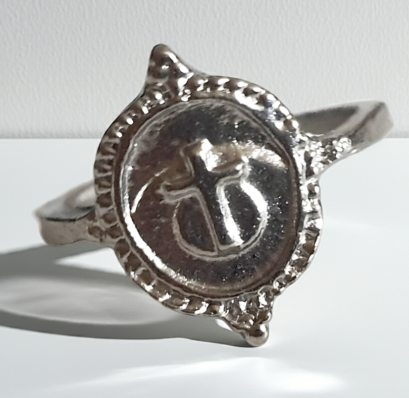 Srebrny pierścionek ze stali nierdzewnej i chirurgicznej z motywem kotwicy i krzyża na okrągłej tarczy, styl vintage i symboliczny, rozmiar 16 mm. Wodoodporny, hipoalergiczny, jakość premium. Rouge Bizu.